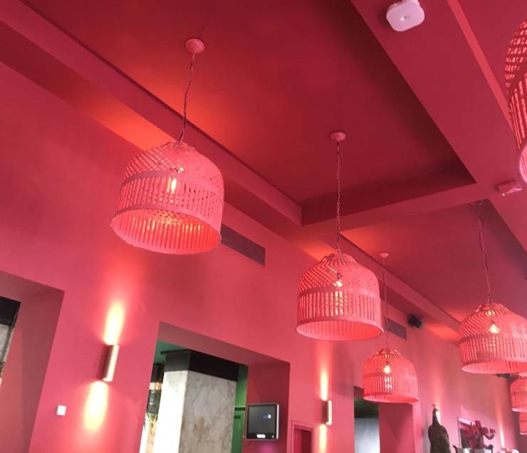 Plafond coaten in kleur Een restaurant met verf gepoten met behoud van brandwerende eigenschappen en akoestische waarden.